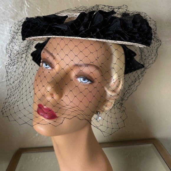 SPLENDID 1940s\' CREAM COLORED STRAW FEDORA WITH BLACK BOWS AND FULL VEIL main image 5